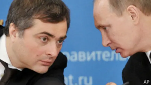 Vladislav Surkov (izq.) habla con Vladimir Putin