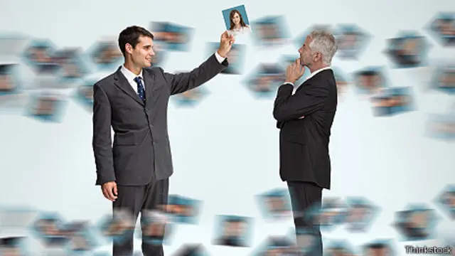 Empleado presentando una idea a su jefe.