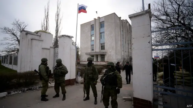 Base naval ucraniana invadida por forças leais a Moscou em Sevastopol (foto: AFP)