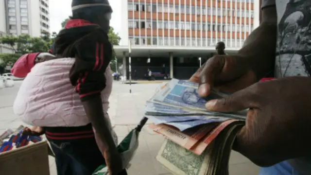 يبلغ معدل الدخل الشهري للموظف الحكومي في زيمبابوي حوالي 370 دولاارً أمريكياً