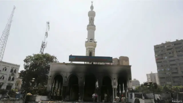 تبادلت السلطات ومنظمي الاعتصام المسؤولية عن احتراق مسجد رابعة العدوية في أثناء فض الاعتصام.