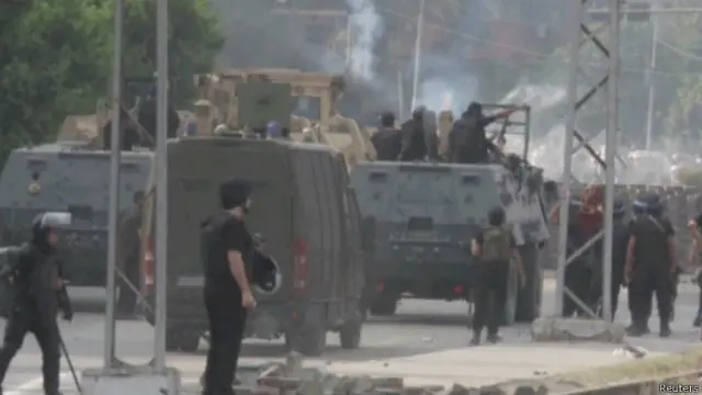 لجنة تقصي الحقائق اتهمت قوات الأمن باستخدام القوة المفرطة في التعامل مع المعتصمين.