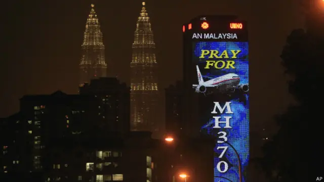 Một tòa nhà gần tháp đôi Petronas ở Kula Lumpur đề thông điệp cầu nguyện cho chuyến bay MH370