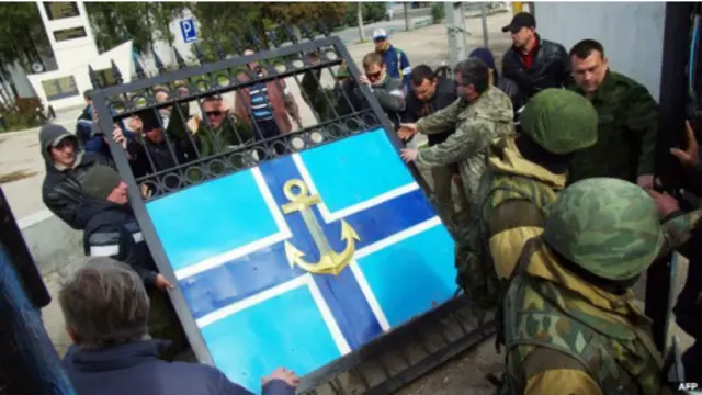 Tất cả mọi thứ có gắn phù hiệu Ukraine đều bị tháo gỡ