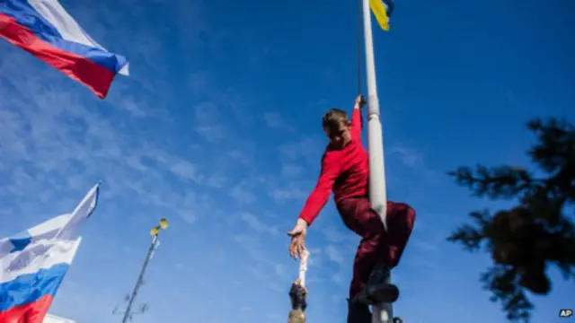 Nhiều nơi ở Crimea, quốc kỳ Ukraine bị thay thế bằng lá cờ ba màu của Nga