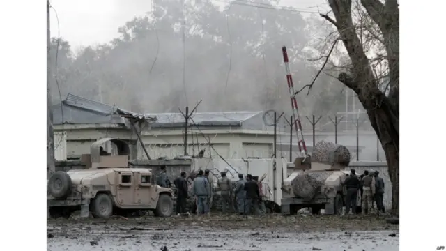 د جلال اباد ښار په زړه کې د ولایت مقام ته څېرمه طالبانو د پولیسو پر قومندانۍ ډله ییز برید کړی.