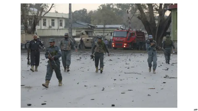 لومړی ګهيځ وختي چاودنه شوې او بیا برید کوونکو ډله ییز برید کړی دی.