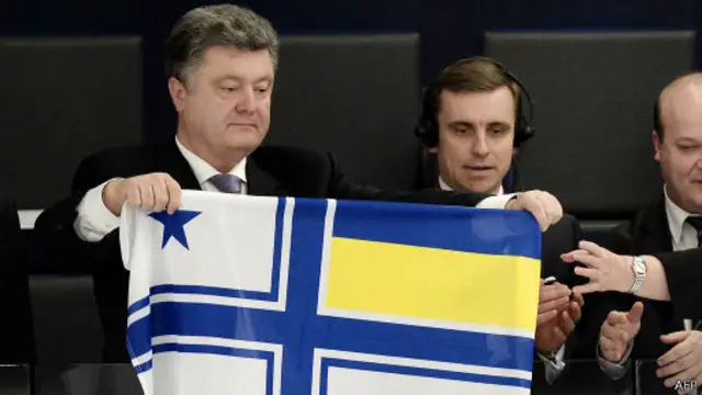 Порошенко с флагом ВМС Украины