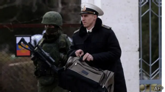 Oficiales de la armada ucraniana han dejado Crimea