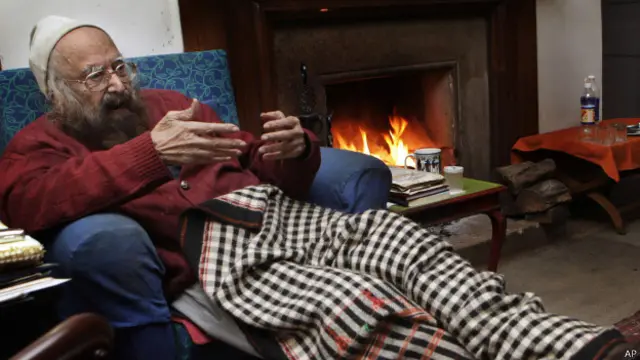 عمر کے آخری دور میں بھی وہ لکھنے میں سرگرم رہے اور گزشتہ سال ان کی کتاب ’خشونت نامہ: دی لیسنز آف مائی لائف‘ شائع ہوئی تھی