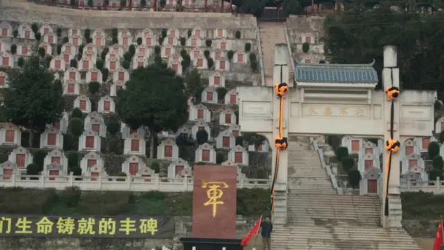 Hai ông Ngô Nhật Đăng và Dean Peng đến nghĩa trang Bình Biên vắng lặng nơi có con đường được đổi tên thành "Đường Vệ Quốc" sau tháng 2/79. Các tài liệu nước ngoài nói quân Trung Quốc bị thương vong tới hàng vạn người nhưng cũng tàn phá, giết chóc nhiều thường dân Việt Nam.