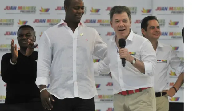 O presidente Juan Manuel Santos (à direita), ao lado do ex-jogador de beisebol Edgard Rentiera (AP)