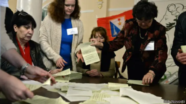 Подсчет голосов на крымском референдуме на одном из участков в Севастополе