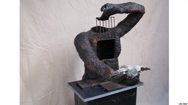 لايل أدير من الولايات المتحدة صنع هذا التمثال ليبرز مفهومه للحرية فهو يجسد تحرير الروح من الجسد. صنع الفنان تمثاله بدون رأس عن قصد ليترك المجال لكل شخص أن يراه كيفما يريد