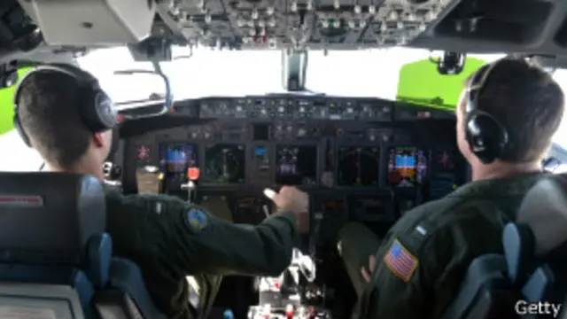 جستجو برای یافتن اثری از هواپیما ادامه دارد