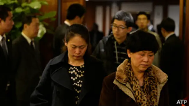 Familiares de los pasajeros en China