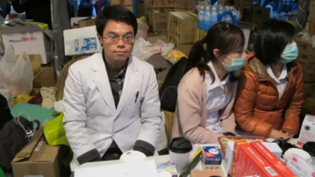 醫師張凱勝到立法院為學生提供緊急醫療照顧