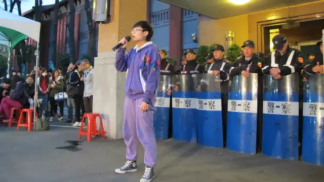 人們輪流拿起麥克風進行肥皂箱式演說