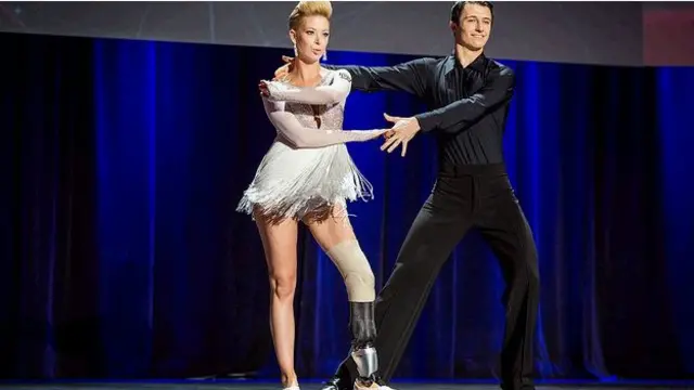 डांस टीचर एड्रियाने हासलेट डेविस टेड 2014 के मंच पर