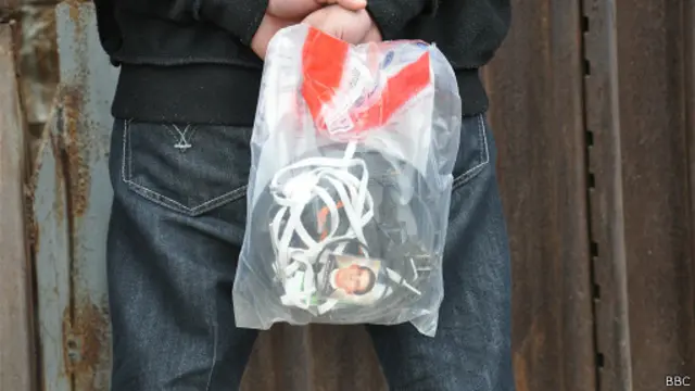 La bolsa con las pertenencias de los deportados