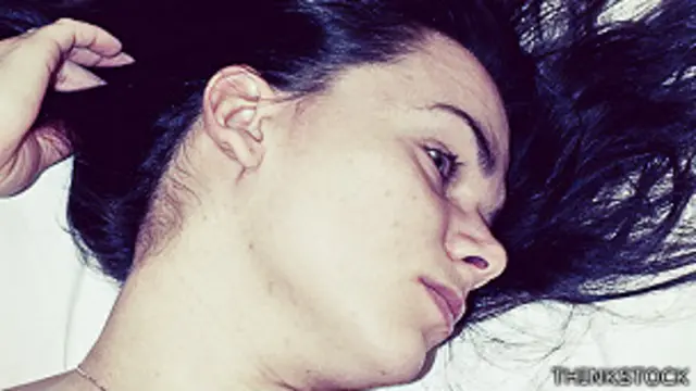 Chica dormida con los ojos abiertos