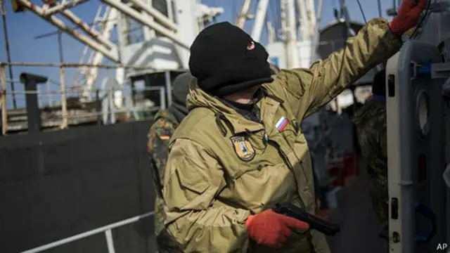 نظامیان روسی بر نقاط مختلف کریمه، پایگاههای نظامی و ناوهای اوکراینی در این منطقه مسلط شدهاند