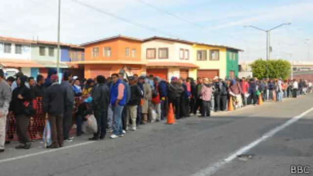 Fila frente a comedor de caridad