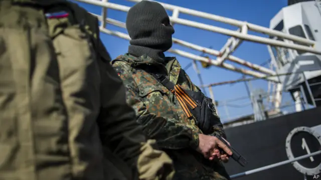 Forças russas invadem navio ucraniano na Crimeia (foto: AP)