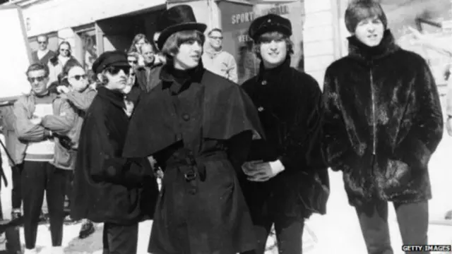 نجوم فريق البيتلز يرتدون معاطف أثناء تصوير فيلم في جبال الألب