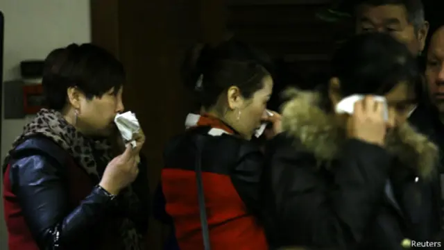 بستگان مسافران چینی مقامات مالزیایی را به بی‌کفایتی و پرده‌پوشی متهم می‌کنند