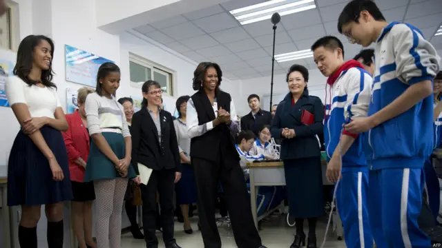 米歇爾在彭麗媛陪同下參觀北京師範大學第二附屬中學，觀看學生們演示自己設計製作的幾何機器人