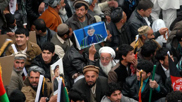 بیشتر مردم در روز اول سال لباس‌های محلی می‌پوشند. 