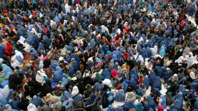 با وجود نگرانی‌های امنیتی، جمعیت فراوانی از شهرهای مختلف افغانستان به این مراسم آمده بودند. 