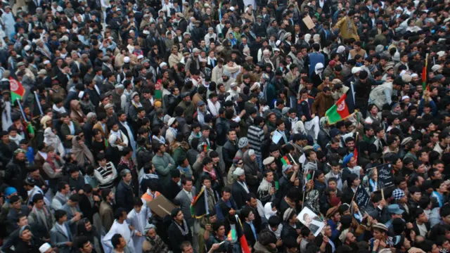 در روز نوروز، مردم از سراسر افغانستان به مزار شریف می‌آیند تا در مراسم برافراشتن جهنده شرکت کنند.