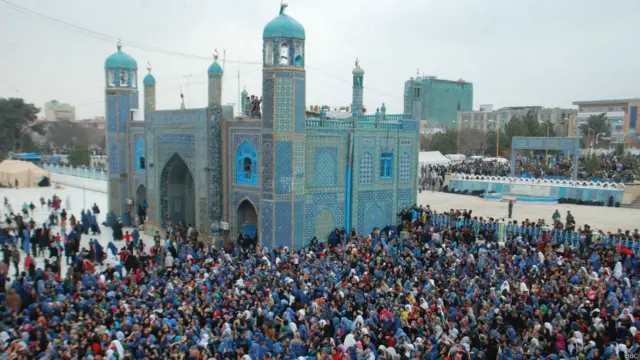 جشن نوروز در این شهر، با شکوه خاص و برافراشتن علم (جهنده) در آرامگاه منسوب به حضرت علی برگزار می‌گردد.