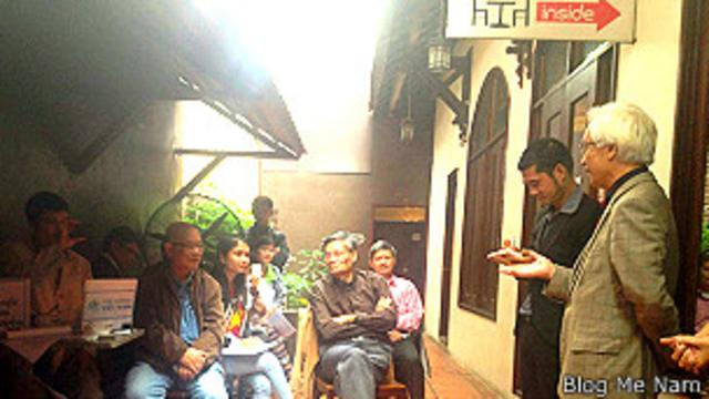 Giáo sư Chu Hảo dự cà phê nhân quyền (phải ngoài cùng)