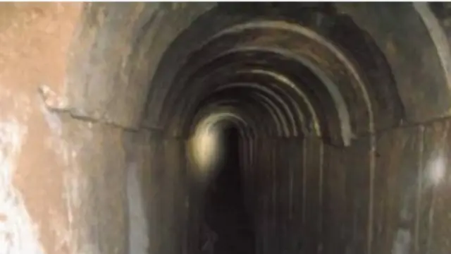 يمتد النفقق على بعد مئات الأمتار داخل اسرائيل على اعماق متفاوتة