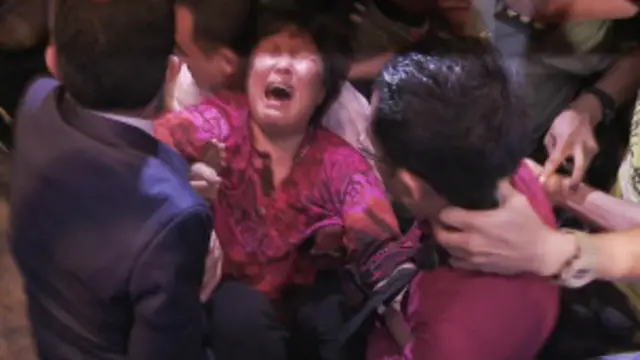 Familiares de passageiros do aviao que desapareceu (BBC)