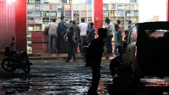 غیر قانونی طور پر تیار کی جانی والی دیسی شراب پورے بھارت میں دستیاب ہوتی ہے اور خاصی مقبول بھی ہے