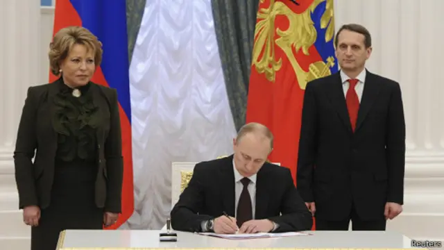 俄罗斯议会上院联邦委员会主席瓦莲京娜・马特维延科和下院杜马议长谢尔盖伊·纳雷什金在普京左右。