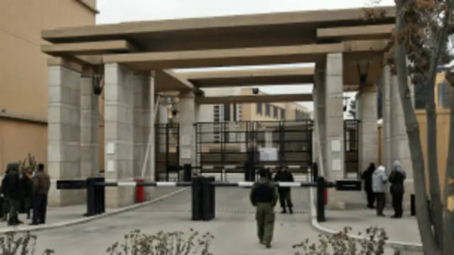 از ورودی‌های هتل سرینا به شدت محافظت می‌شود.