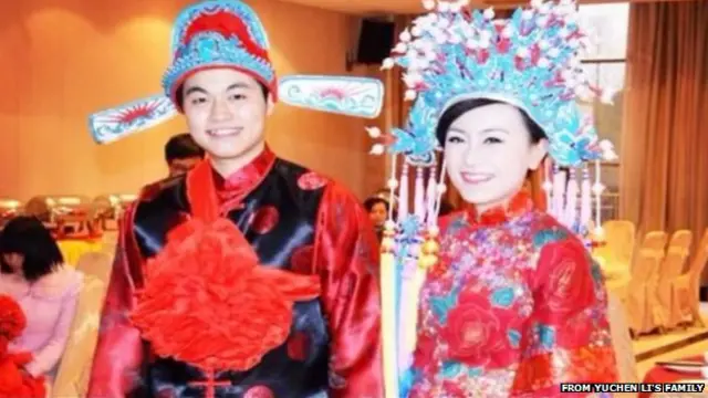 دکتر یوچن لی (چپ) تنها پرواز می کرد و همسرش همراه او نبود