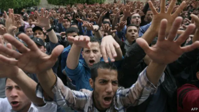 تصف الإخوان إجراء الجيش بـ "الانقلاب العسكري" وهو ما ينفيه الأخير ويؤكد أنه استجابة للإرادة الشعبية