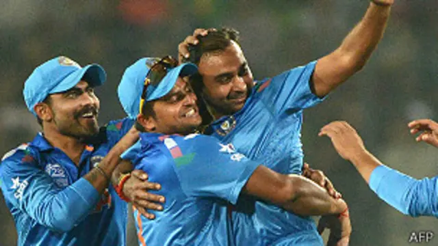 مسرا نے صرف بائیس رن دیے اور دو کھلاڑیوں کا آؤٹ کیا۔