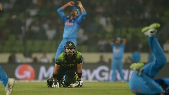 انڈیا نے ٹاس جیت کر پاکستان کو بیٹنگ کی دعوت دی۔ پاکستان کو ابتدا میں ہی نقصانات اٹھانا پڑے۔