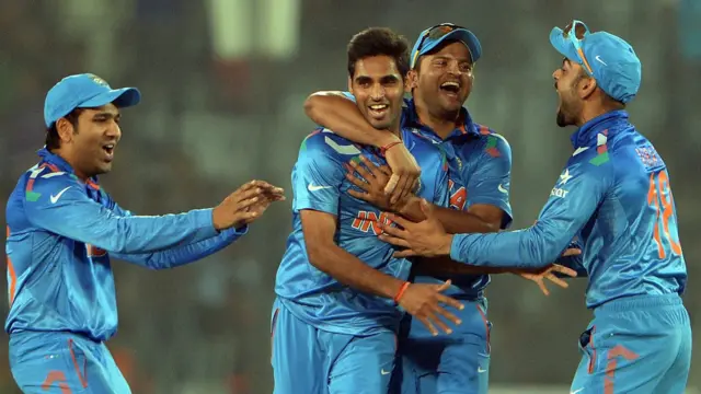 انڈین بولر بھویش کمار نے شاہد آفریدی کو آؤٹ کر پاکستان کے بڑے سکور کی امید ختم کر دی۔