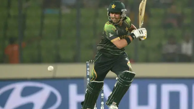 کامران اکمل پاکستان کی طرف سے آؤٹ ہونے والے پہلے کھلاڑی تھے۔ وہ رن آؤٹ ہوئے۔