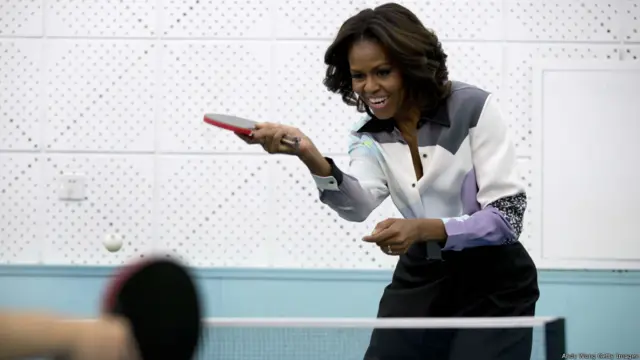 Phu nhân Obama cũng sẵn sàng bỏ áo khoác để chơi bóng bàn với một học sinh ở trường Đại học Sư phạm Bắc Kinh - trường chuyên luyện thi cho học sinh trước khi đi du học. "Không phải ngẫu nhiên mà một trong những chuyến thăm Trung Quốc đầu tiên của chúng tôi là với tư cách gia đình," bà Obama nói với bà Bành Lệ Viện trước khi đi thăm trường. "Không có gì quan trọng hơn mối quan hệ giữa Hoa Kỳ và Trung Quốc", bà nói.

