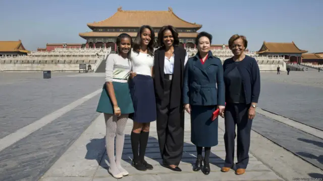 Từ trái sang phải: Sasha (con gái út), Malia, bà Michelle Obama, bà Bành Lệ Viện, mẹ của bà Michelle, bà Marian Robinson.