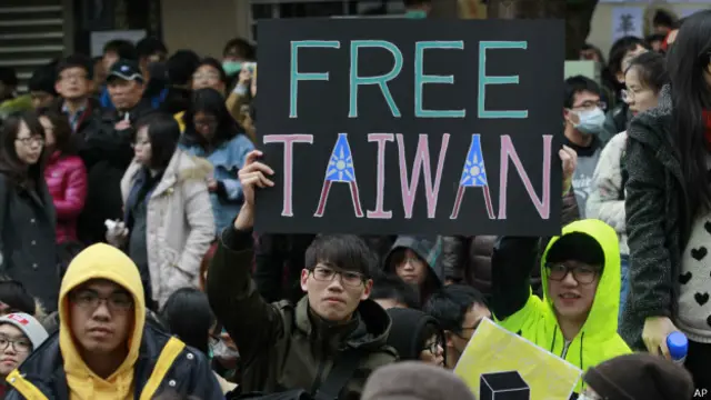 举着标语牌的年轻示威者